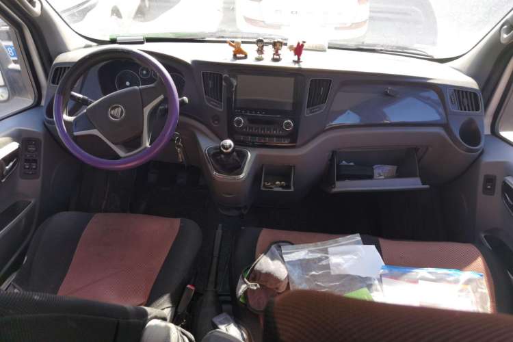 Used Foton Toano 2020 2.0T Multi-Function Extended Wheelbase Mid-Roof 5/6/7-Seater China VI4F20TC3 Center Console
