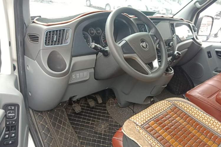 Used Foton Toano 2020 2.0T Multi-Function Short Wheelbase Mid-Roof 5/6-Seater China VI Emission Standard 4F20TC3 Center Console
