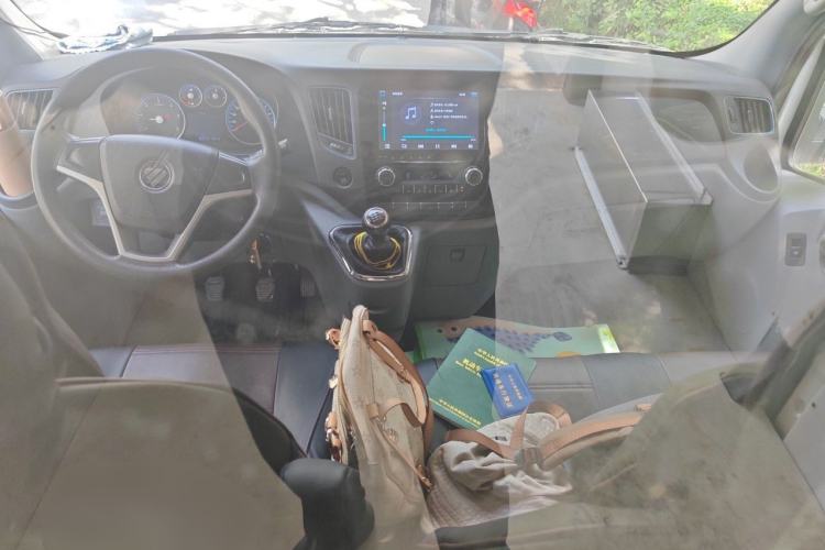 Used Foton Toano 2020 2.5T Manual Transmission Tongtu Long Wheelbase Mid-Roof 3-Seat 4J25TC3 Center Console