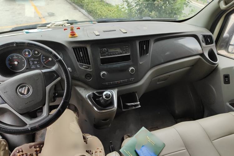 Used Foton Toano 2020 2.8T Van Extended Wheelbase Mid-Roof Design Rear Dual Tires 3-Seater China V Emission Standard IF2.8NS6B177L Center Console