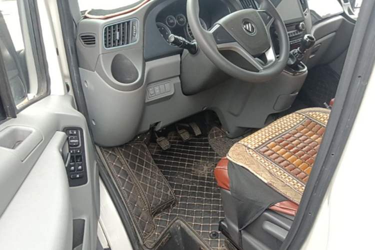 Used Foton Toano 2020 2.0T Multi-Function Short Wheelbase Mid-Roof 5/6-Seater China VI Emission Standard 4F20TC3 Driver Seat
