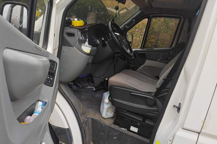 Used Foton Toano 2020 2.5T Manual Tongtu Short Wheelbase Mid-Roof 5/6-Seater 4J25TC3 Driver Seat
