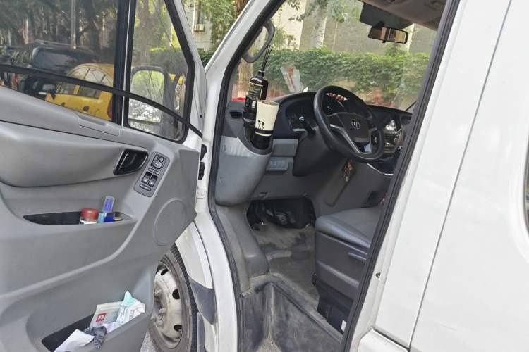 Used Foton Toano 2020 2.0T Multi-Function Extended Wheelbase Mid-Roof 5/6/7-Seater with Rear Dual Tires China VI Emission Standard F20TC3 Driver Seat