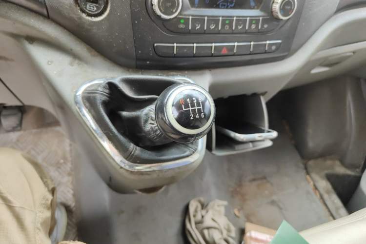 Used Foton Toano 2020 2.8T Van Extended Wheelbase Mid-Roof Design Rear Dual Tires 3-Seater China V Emission Standard IF2.8NS6B177L Gear Lever
