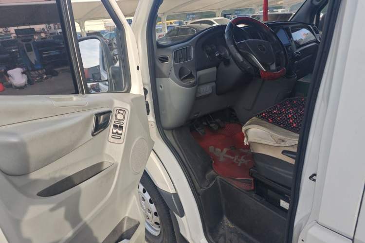 Used Foton Toano 2020 2.5T Manual Tongtu Extended-Wheelbase Mid-Roof 5/6/7-Seater 4J25TC3 Interior 3