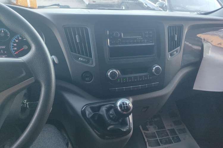 Used Foton Toano 2020 2.5T Manual Tongtu Short Wheelbase Mid-Roof 5/6-Seater 4J25TC3 Center Console