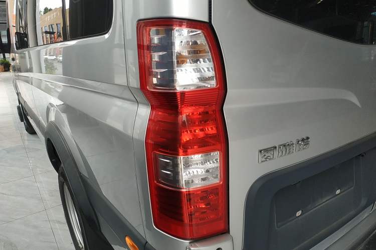 Used Foton Toano 2021 2.8T Manual Tongtu Long Wheelbase Mid-Height 5/6/7-Seater F2.8NS6B177L Left Rear Taillight