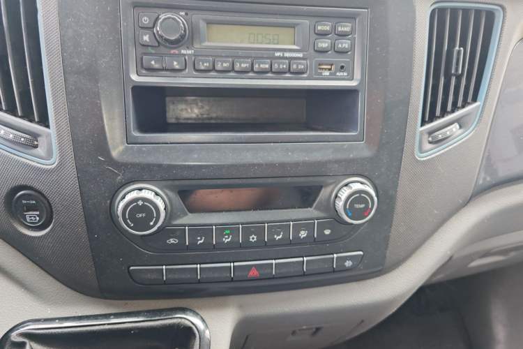Used Foton Toano 2021 2.8T Manual Tongtu Extended-Wheelbase Ultra-High Roof 3-Seater with Rear Dual Tires F2.8NS6B177L Audio And AC Panel