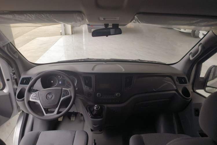 Used Foton Toano 2021 2.0T Manual Tongtu Extended-Wheelbase Mid-Roof 9-Seater 4F20TC3 Center Console