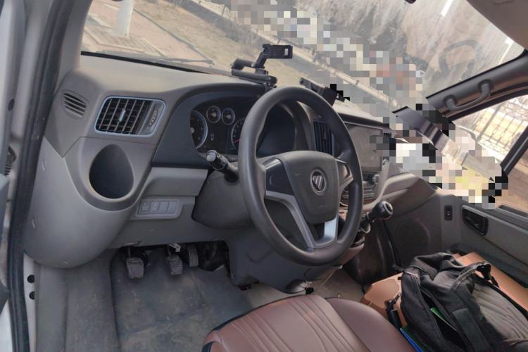 Used Foton Toano 2021 2.8T Manual Tongtu Extended-Wheelbase Mid-Roof 3-Seater with Rear Dual Tires F2.8NS6B177L Center Console