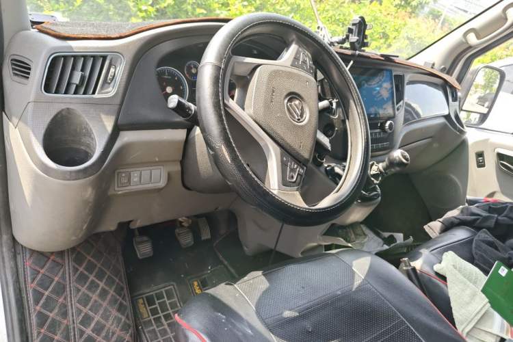 Used Foton Toano 2021 2.8T Manual Tongtu Long-Wheelbase Mid-Roof 3-Seater F2.8NS6B177L Center Console