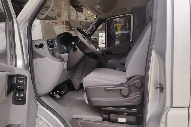 Used Foton Toano 2021 2.0T Manual Tongtu Extended-Wheelbase Mid-Roof 9-Seater 4F20TC3 Driver Seat