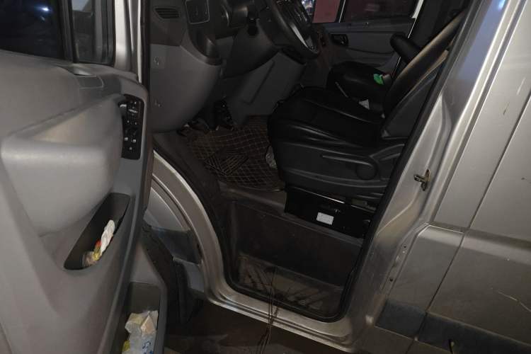 Used Foton Toano 2021 2.8T Manual Tongtu Long Wheelbase Mid-Height 5/6/7-Seater F2.8NS6B177L Driver Seat