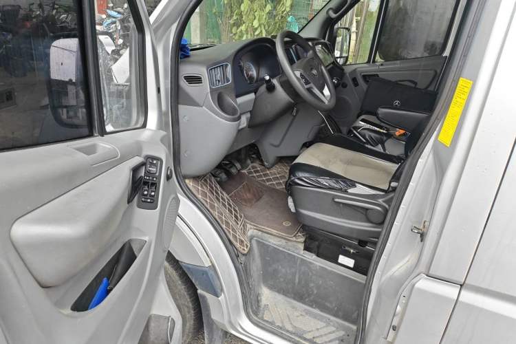 Used Foton Toano 2021 2.8T Manual Tongtu Extended-Wheelbase Mid-Roof 5/6/7-Seater F2.8NS6B177L Driver Seat