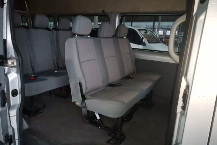 Used Foton Toano 2021 2.0T Manual Tongtu Extended-Wheelbase Mid-Roof 9-Seater 4F20TC3 Interior 4