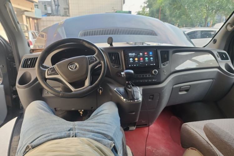 Used Foton Toano 2022 2.5T Automatic Urban Edition Short Wheelbase Mid-Height Design Single Rear Tire 5/6/9-Seater Configuration D25TCIF1 Center Console