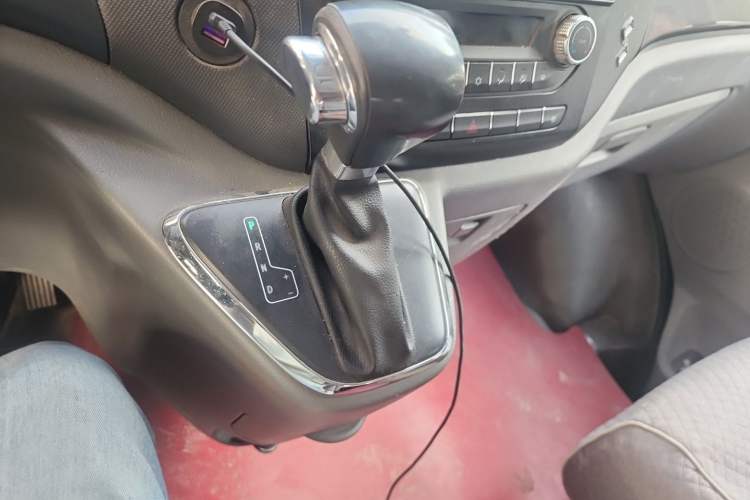 Used Foton Toano 2022 2.5T Automatic Urban Edition Short Wheelbase Mid-Height Design Single Rear Tire 5/6/9-Seater Configuration D25TCIF1 Gear Lever