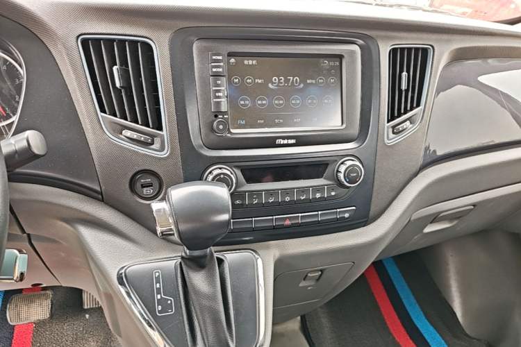 Used Foton Toano 2022 2.5T Automatic Urban Edition Short Wheelbase Mid-Height Design Single Rear Tire 5/6/9-Seater Configuration D25TCIF1 Audio And AC Panel