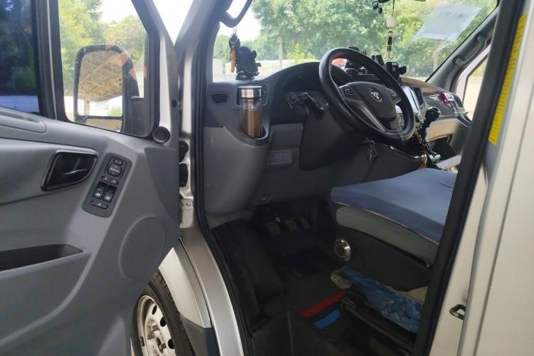Used Foton Toano 2022 2.0T Manual Jixiang Multi-Function Long-Wheelbase Ultra-High Roof with Single Rear Tire 7/9 Seats 4F20TC3 Driver Seat