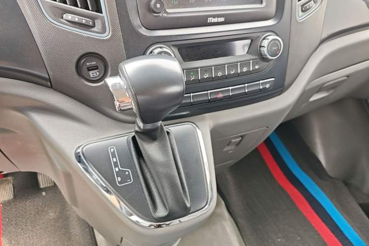 Used Foton Toano 2022 2.5T Automatic Urban Edition Short Wheelbase Mid-Height Design Single Rear Tire 5/6/9-Seater Configuration D25TCIF1 Gear Lever
