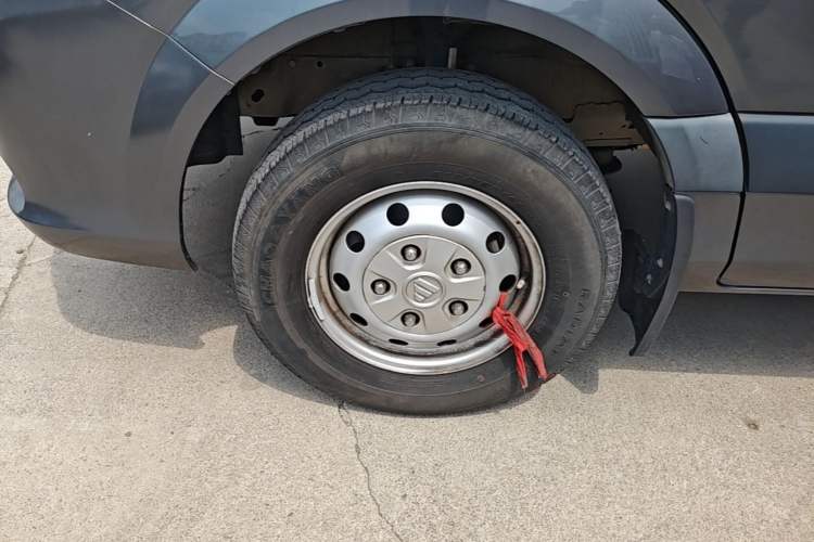 Used Foton Toano 2022 2.5T Automatic Urban Edition Short Wheelbase Mid-Height Design Single Rear Tire 5/6/9-Seater Configuration D25TCIF1 Left Front Wheel Hub