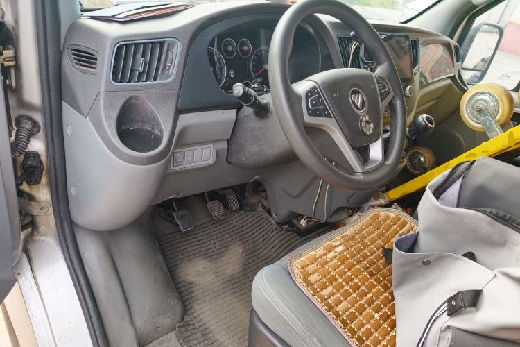 Used Foton Toano 2022 2.0T Manual Tongtu Van Long Wheelbase Mid-Roof Design Rear Single Tire 3-Seater 4F20TC3 Center Console