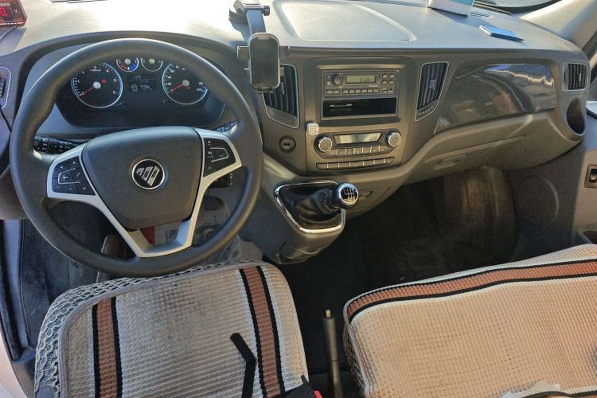 Used Foton Toano 2022 2.0T Manual Jixiang Van Extended Wheelbase Mid-Roof Design Rear Single Tire 3-Seater Configuration 4F20TC3 Center Console