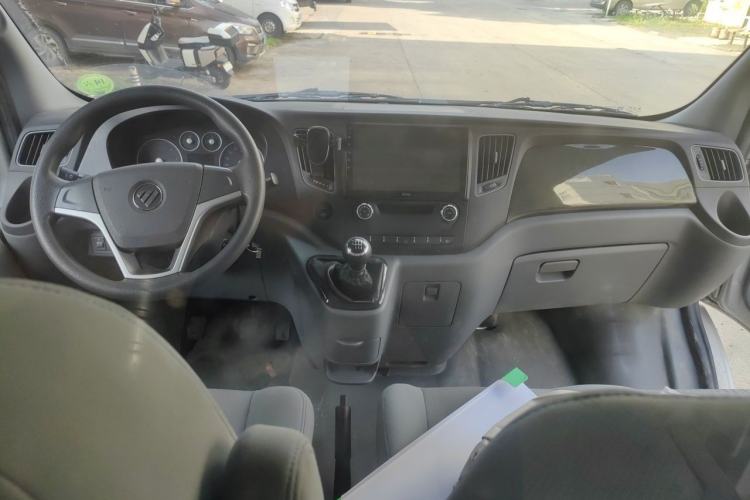 Used Foton Toano 2022 2.0T Manual Urban Van Short Wheelbase Low Roof Rear Single Tire 3-Seater – 4F20TC3 Center Console