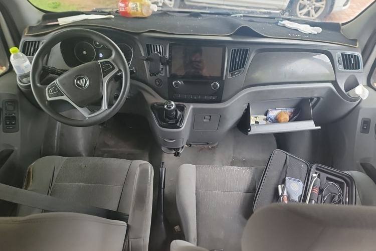 Used Foton Toano 2022 2.0T Manual Urban Edition Short Wheelbase Mid-Height Design Rear Single Tire 5/6/9-Seater Configuration 4F20TC3 Center Console