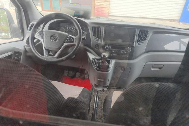 Used Foton Toano 2022 2.0T Manual Urban Van Short Wheelbase Low Roof Rear Single Tire 3-Seater – 4F20TC3 Center Console