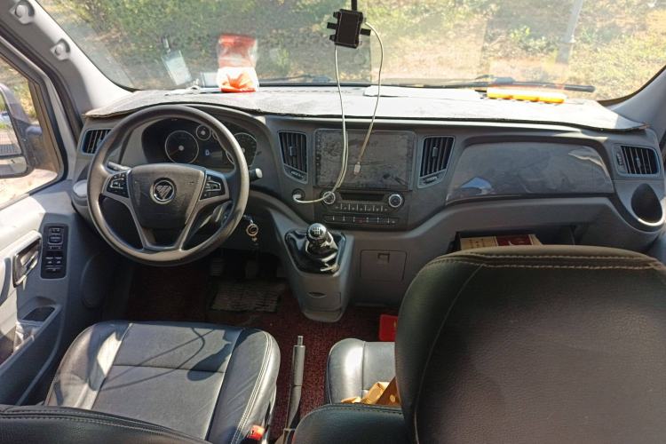 Used Foton Toano 2022 2.0T Manual Tongtu Multi-Function Extended-Chassis Mid-Roof Single-Tire Rear 5/6/7/9-Seater 4F20TC3 Center Console