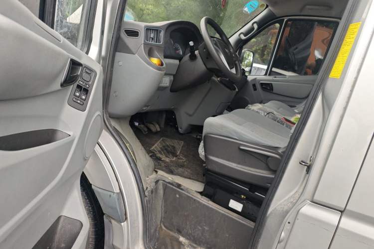 Used Foton Toano 2022 2.0T Manual Urban Edition Short Wheelbase Mid-Height Design Rear Single Tire 5/6/9-Seater Configuration 4F20TC3 Driver Seat