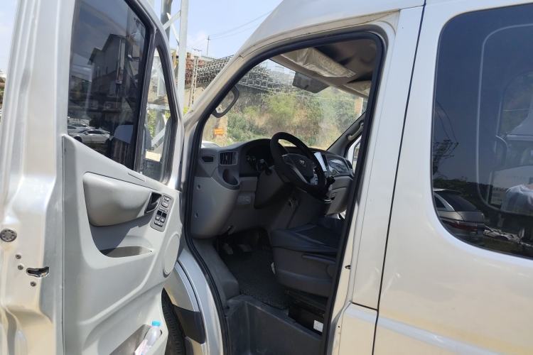 Used Foton Toano 2022 2.8T Manual Jixiang Multi-Function Long-Wheelbase Mid-Roof with Rear Dual Tires 7/9-Seater F2.8NS6B177L Driver Seat