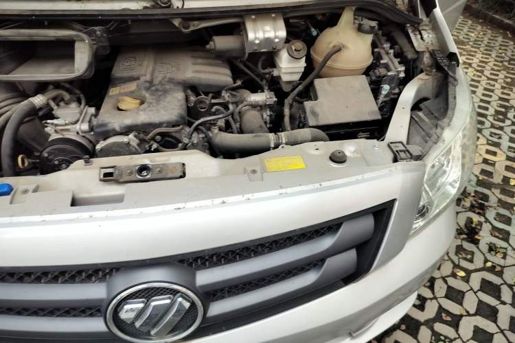 Used Foton Toano 2022 2.5T Automatic Tongtu Van Short Wheelbase Mid-Roof Design Rear Single Tire 3-Seater D25TCIF1 Engine Bay Left