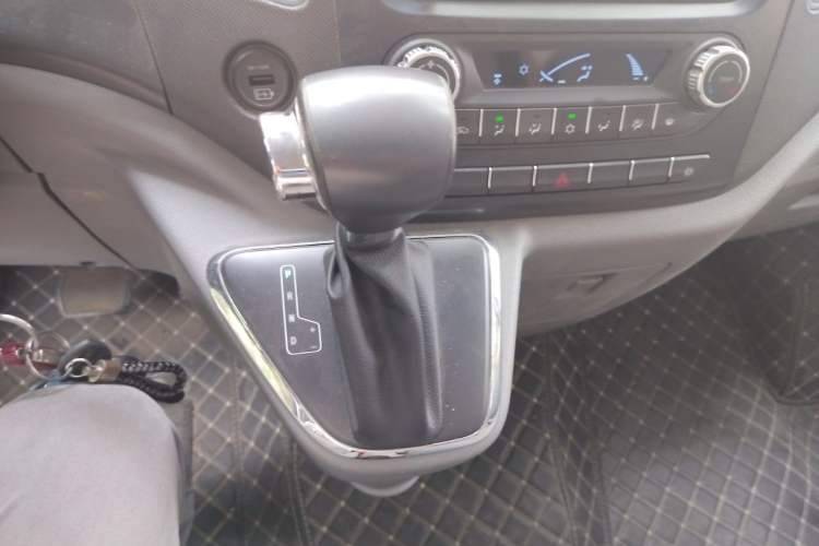 Used Foton Toano 2022 2.5T Automatic Tongtu Van Short Wheelbase Mid-Roof Design Rear Single Tire 3-Seater D25TCIF1 Gear Lever