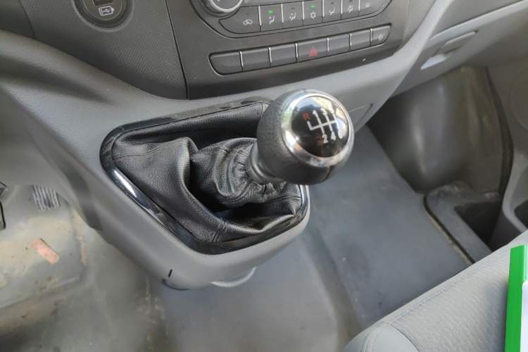 Used Foton Toano 2022 2.0T Manual Urban Van Short Wheelbase Low Roof Rear Single Tire 3-Seater – 4F20TC3 Gear Lever