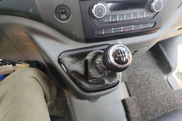 Used Foton Toano 2022 2.8T Manual Jixiang Multi-Function Long-Wheelbase Mid-Roof with Rear Dual Tires 7/9-Seater F2.8NS6B177L Gear Lever