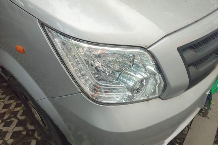 Used Foton Toano 2022 2.5T Automatic Tongtu Van Short Wheelbase Mid-Roof Design Rear Single Tire 3-Seater D25TCIF1 Right Front Headlight