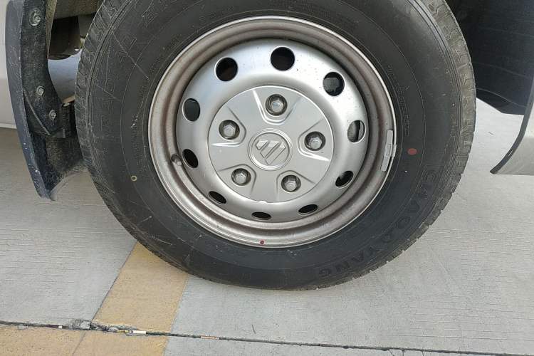Used Foton Toano 2022 2.8T Manual Tongtu Multi-Function Long-Wheelbase Mid-Roof Single-Tire 5/6/7/9-Seater F2.8NS6B177L Right Front Wheel Hub