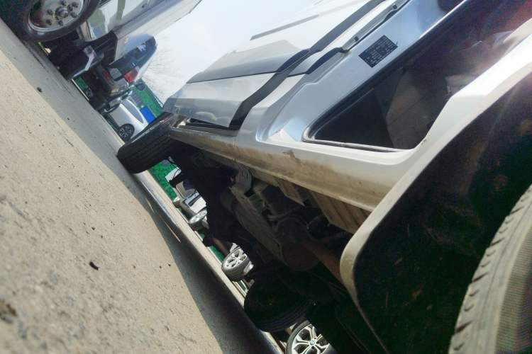 Used Foton Toano 2022 2.0T Manual Tongtu Van Long Wheelbase Mid-Roof Design Rear Single Tire 3-Seater 4F20TC3 Right Side Sill