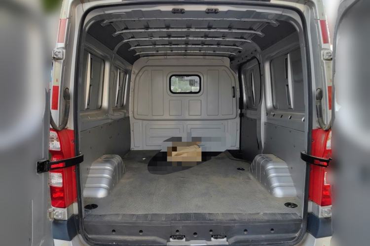 Used Foton Toano 2022 2.0T Manual Urban Van Short Wheelbase Low Roof Rear Single Tire 3-Seater – 4F20TC3 Trunk