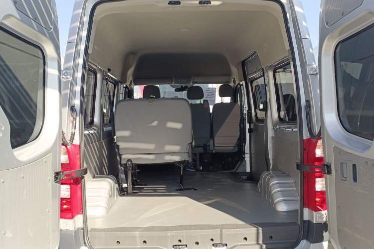 Used Foton Toano 2022 2.0T Manual Urban Edition Short Wheelbase Mid-Height Design Rear Single Tire 5/6/9-Seater Configuration 4F20TC3 Trunk