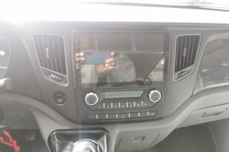 Used Foton Toano 2022 2.0T Manual Tongtu Multi-Function Long-Wheelbase Ultra-High Roof with Single Rear Tire Available in 5/6/7/9-Seater Configurations Model 4F20TC3 Audio And AC Panel