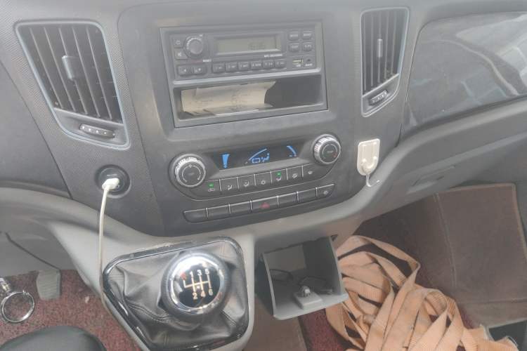 Used Foton Toano 2022 2.8T Manual Tongtu Multi-Function Extended-Chassis Mid-Roof Single-Tire Configuration 5/6/7/9-Seater F2.8NS6B177L Audio And AC Panel