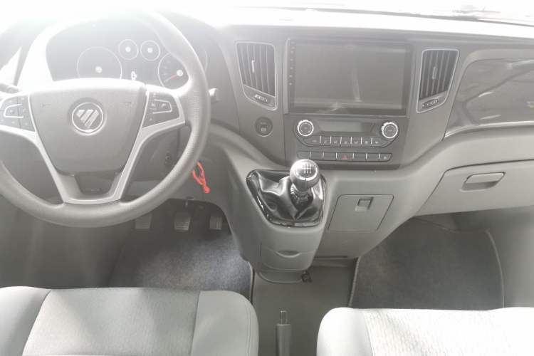 Used Foton Toano 2022 2.0T Manual Tongtu Multi-Function Long-Wheelbase Ultra-High Roof with Single Rear Tire Available in 5/6/7/9-Seater Configurations Model 4F20TC3 Center Console