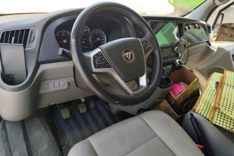 Used Foton Toano 2022 2.0T Manual Urban Edition Short Wheelbase Mid-Height Design Rear Single Tire 5/6/9-Seater Configuration 4F20TC3 Center Console