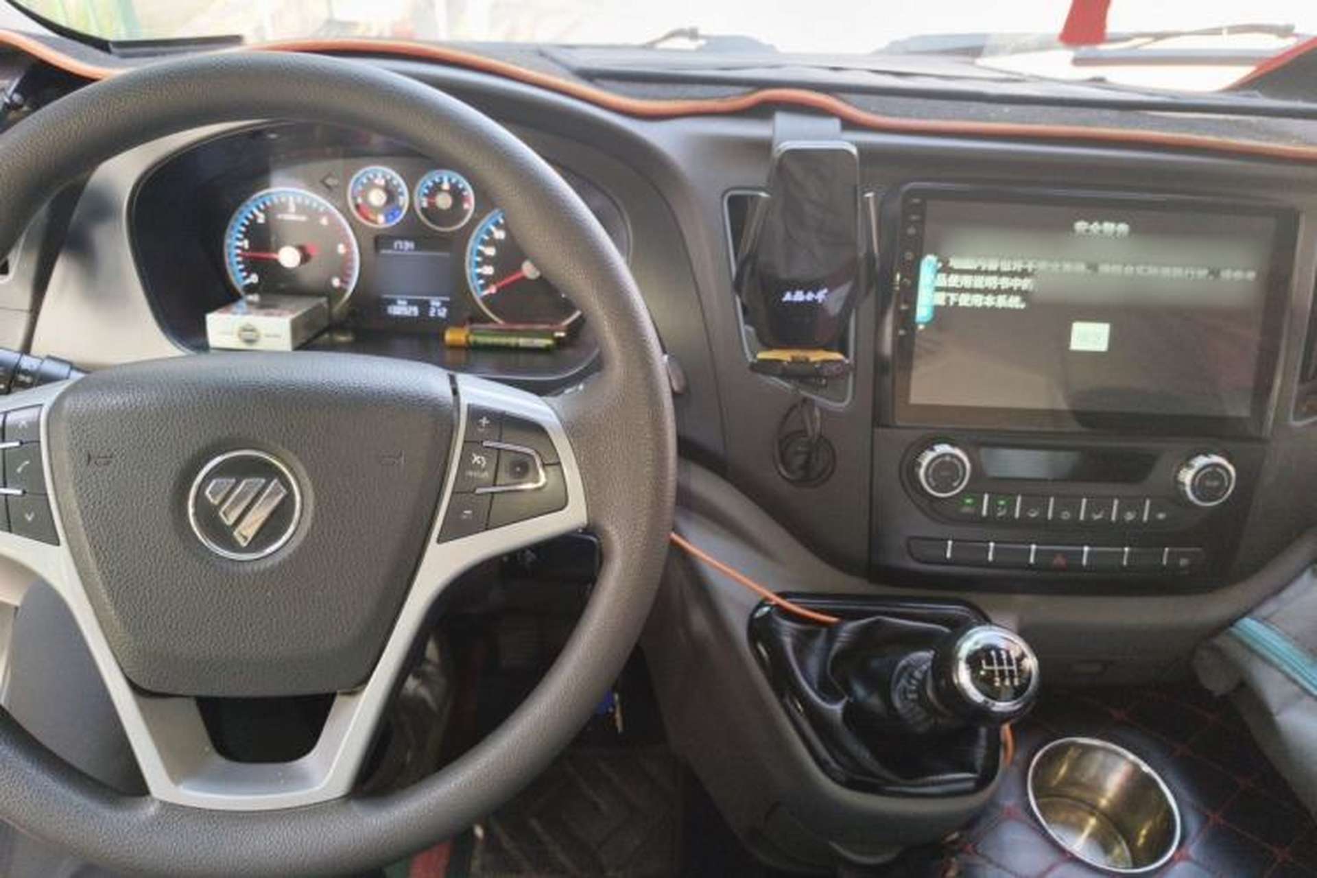 Used Foton Toano 2022 2.0T Manual Tongtu Van Long Wheelbase Mid-Roof Design Rear Single Tire 3-Seater 4F20TC3 Center Console