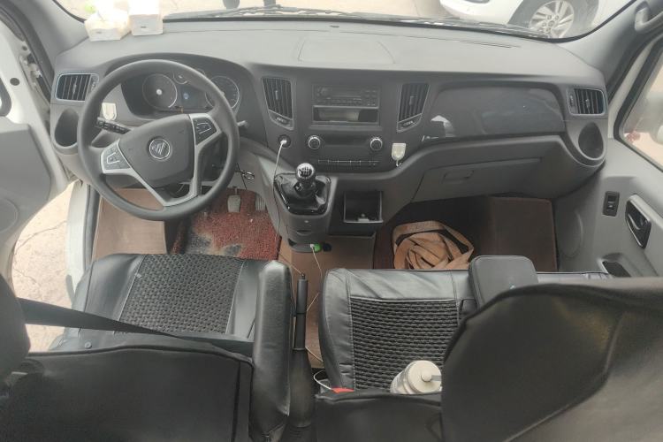 Used Foton Toano 2022 2.8T Manual Tongtu Multi-Function Extended-Chassis Mid-Roof Single-Tire Configuration 5/6/7/9-Seater F2.8NS6B177L Center Console