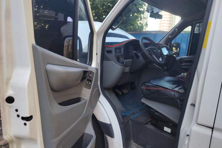 Used Foton Toano 2022 2.0T Manual Tongtu Professional Edition Multi-Function Long-Wheelbase Mid-Roof Design with Single Rear Tire—Available in 5/6/7/9-Seater Configurations Powered by 4F20TC3 Driver Seat