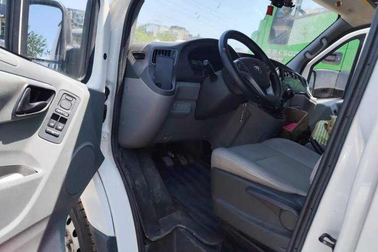 Used Foton Toano 2022 2.0T Manual Urban Edition Short Wheelbase Mid-Height Design Rear Single Tire 5/6/9-Seater Configuration 4F20TC3 Driver Seat